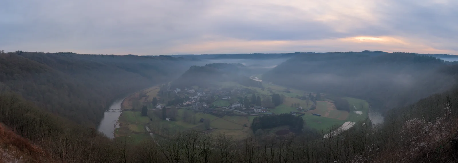 La vallée de la Semois à Frahan au petit matin